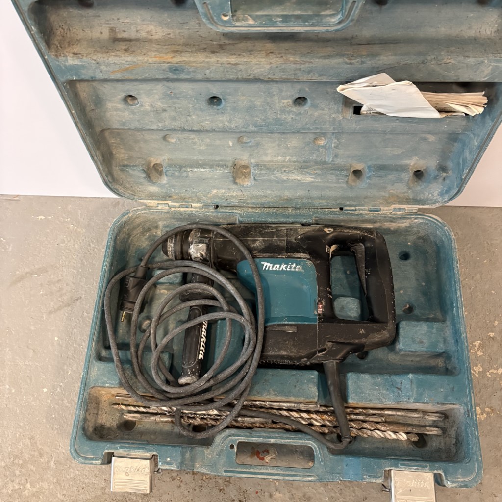 Vŕtacie a sekacie kladivo MAKITA HR3200C